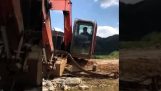 operator de excavator folosind brațul pentru a plasa piesa
