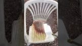 Een plastic stoel schoonmaken met water onder druk