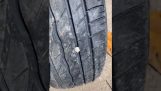 如何在不损坏轮胎的情况下清除石头