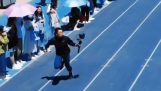 中國的一名攝影師跟隨短跑選手