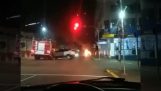 En bil kolliderer med en brannbil