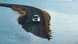 Em uma estrada inundada na Islândia