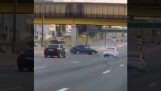 Șoferii se ciocnesc intenționat pe o autostradă