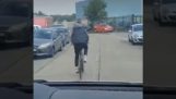 Cyklista blokuje cestu v aute