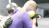AK-47 wywala podczas wypalania w strzelaniu