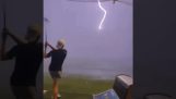 Молния поражает мяч для гольфа в воздухе