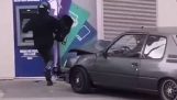 Útok na bankomat autem