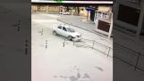 autista ubriaco distrugge completamente la sua auto