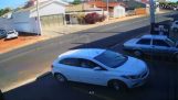 To chauffører forlader parkeringspladsen på samme tid