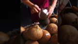 Уличният търговец приготвя кокосово мляко