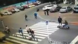 A scooter na faixa de pedestres