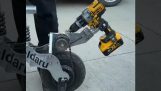 Elektrisk scooter som arbeider med en skrutrekker