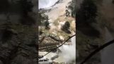O mare alunecare de teren distruge un pod (India)