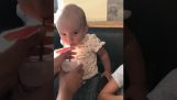 Μωρό πίνει για πρώτη φορά σοκολατούχο γάλα