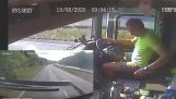 Водитель смотрит на свой мобильный телефон во время вождения, и вызывает серьезную аварию