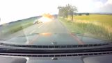 Мотоцикл взрывается после столкновения с автомобилем