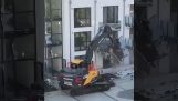 A distrus o clădire cu un excavator pentru că nu-l plătiseră