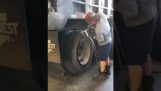 Смяна на гума за камион за 45 секунди