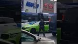 En chauffør rammer 7 biler, der forsøger at flygte fra politiet (New York)