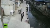 Delivery man saves a little girl from drowning