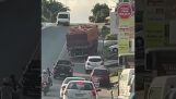 Camion supraîncărcat pe un deal