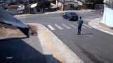 Mann springt außer Kontrolle in ein Auto, um eine Kollision zu verhindern