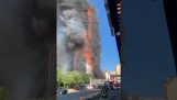 En bygning på 20 etager er i flammer (Italien)