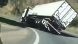 Vrachtwagen kantelt op zijn beurt (Brazilië)