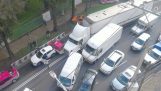 Een ongeduldige vrachtwagenchauffeur zorgt voor chaos (Mexico)