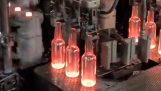Výroba sklenených fliaš v továrni