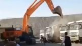 Muncitorul neremunerat distruge camioanele companiei sale (Turcia)