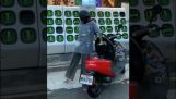 Carregando uma scooter elétrica em Taiwan