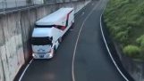 Nagy teherautó egy keskeny alagúton keresztül (Japán)
