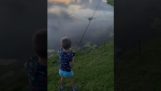 Un niño está pescando