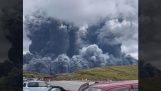 A espetacular erupção do vulcão Aso