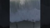 Riesige Welle von 18 Metern “Schwalben” ein Surfer