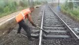 Εργάτης σιδηροδρόμων τοποθετεί νέες ράγες