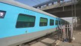 Vlak prechádza okolo stanice rýchlosťou 155 km/h (India)