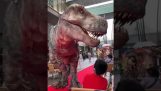 Bir alışveriş merkezinde gerçekçi tyrannosaurus (Japonya)