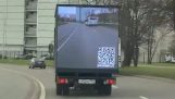 Képernyő egy teherautó hátulján