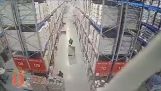 Enorme planken storten in op een magazijnbediende
