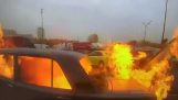 Explosion d'une fuite de gaz à l'intérieur d'une voiture