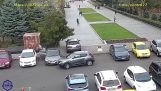 駕駛者在停車場與汽車相撞