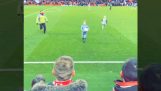 Liverpool-Porto maçında bir çocuk top çaldı