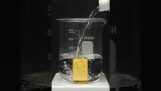 Rozpouštění zlaté cihly v kyselině