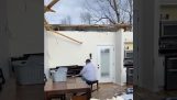 Pianist i vraket av et hus etter tornadoen