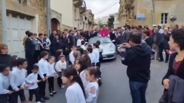 Criancas Que Puxam Um Padre Em Um Porsche Malta Videoman