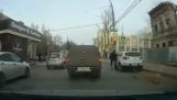 Урушавање зида куће на аутомобилу (Русија)