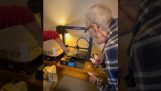 Un bărbat de 79 de ani vede pentru prima dată o imprimantă 3D