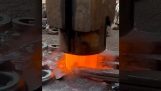 Kovanie komponentu v kováčskej dielni